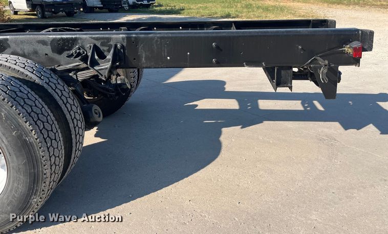 image for item ED2197 2005 International 7400 truck cab and chassis