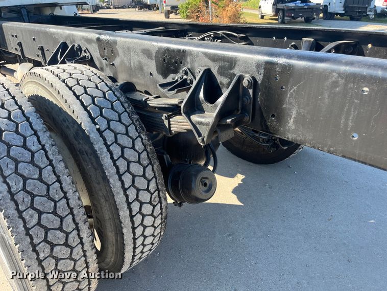 image for item ED2197 2005 International 7400 truck cab and chassis