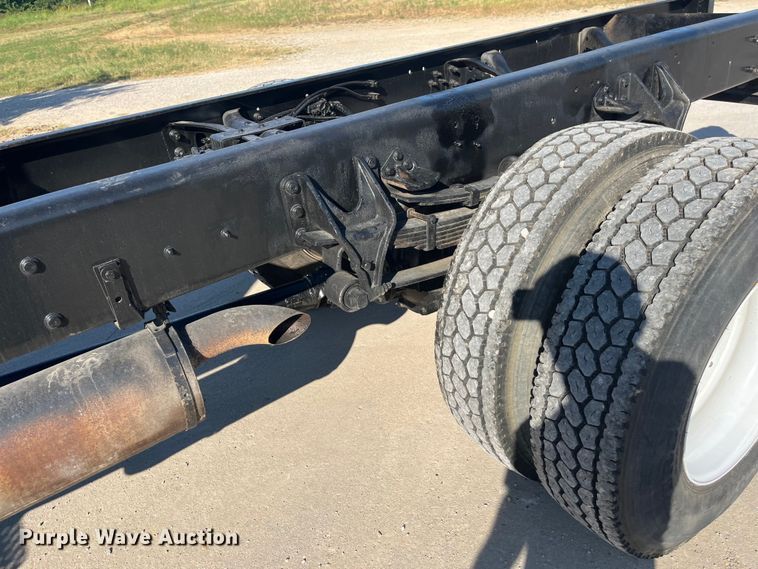 image for item ED2197 2005 International 7400 truck cab and chassis