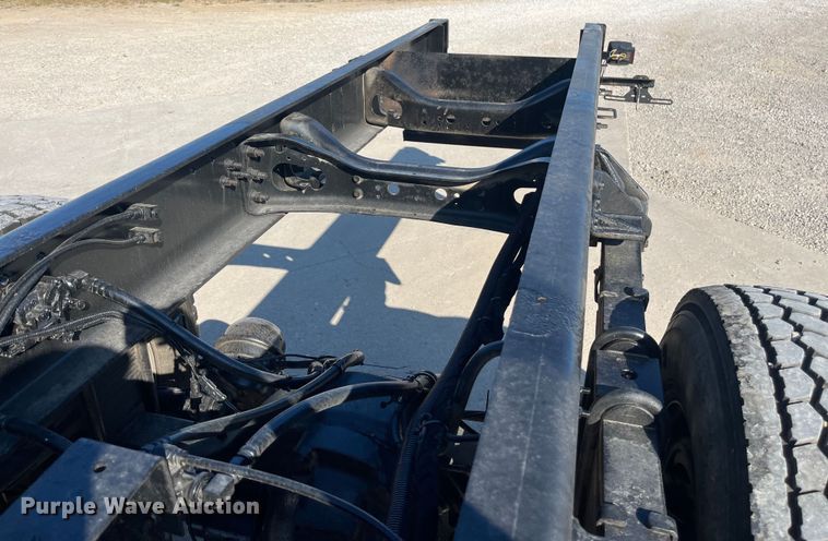 image for item ED2197 2005 International 7400 truck cab and chassis