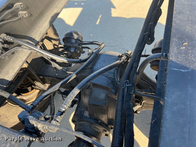 image for item ED2197 2005 International 7400 truck cab and chassis