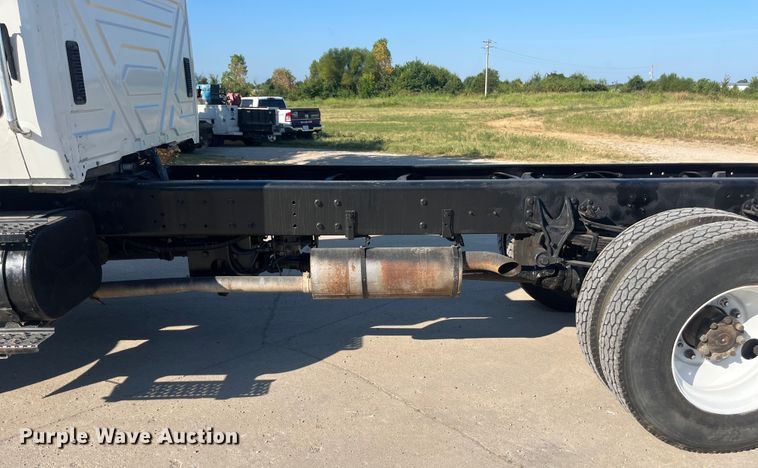 image for item ED2197 2005 International 7400 truck cab and chassis