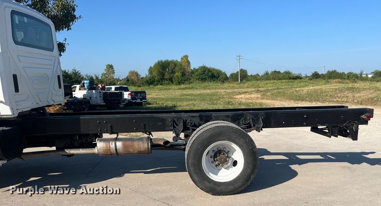 image for item ED2197 2005 International 7400 truck cab and chassis