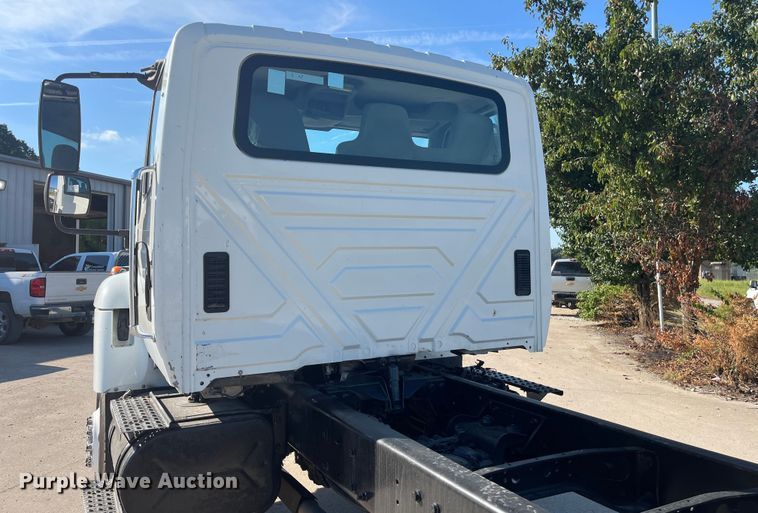 image for item ED2197 2005 International 7400 truck cab and chassis