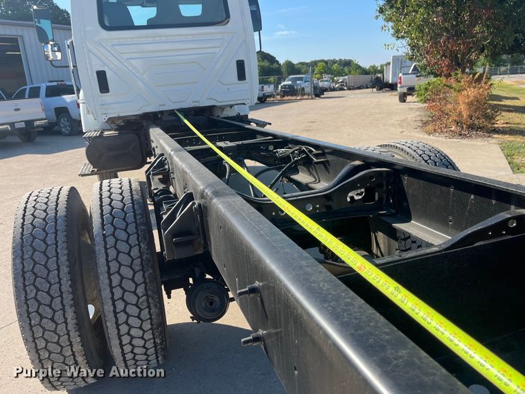 image for item ED2197 2005 International 7400 truck cab and chassis