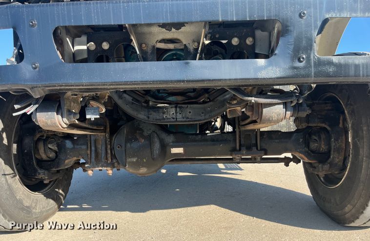 image for item ED2197 2005 International 7400 truck cab and chassis