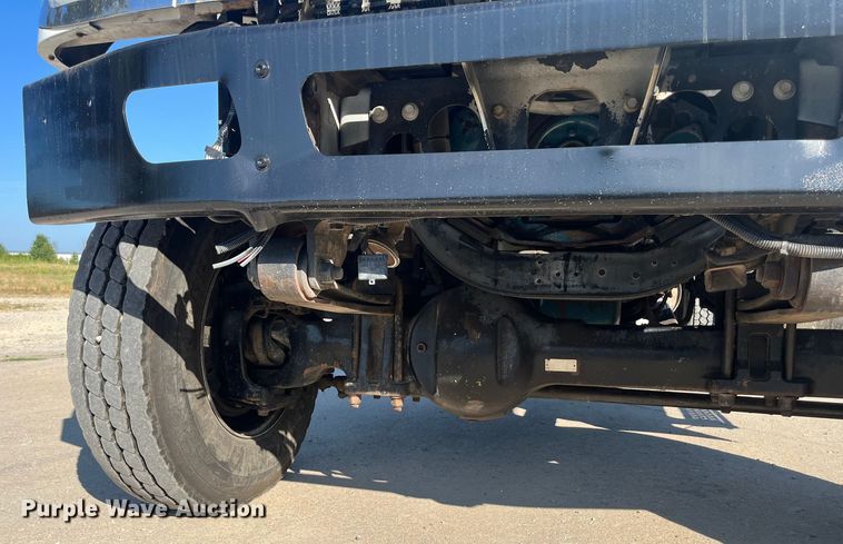 image for item ED2197 2005 International 7400 truck cab and chassis