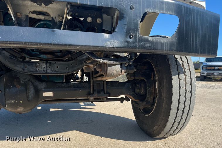 image for item ED2197 2005 International 7400 truck cab and chassis