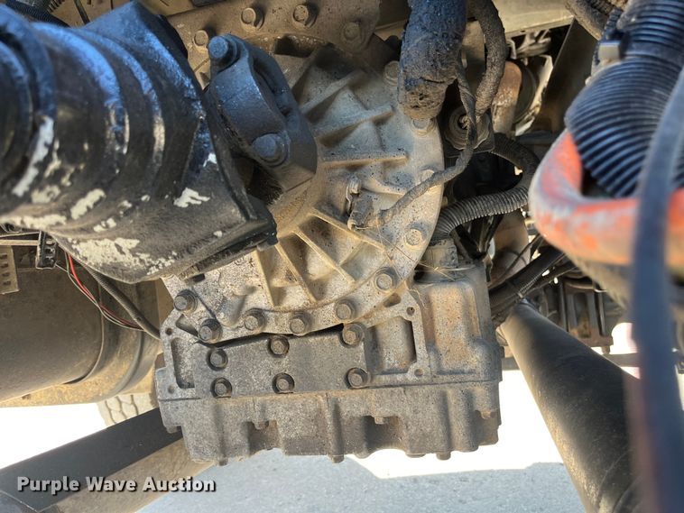 image for item ED2197 2005 International 7400 truck cab and chassis