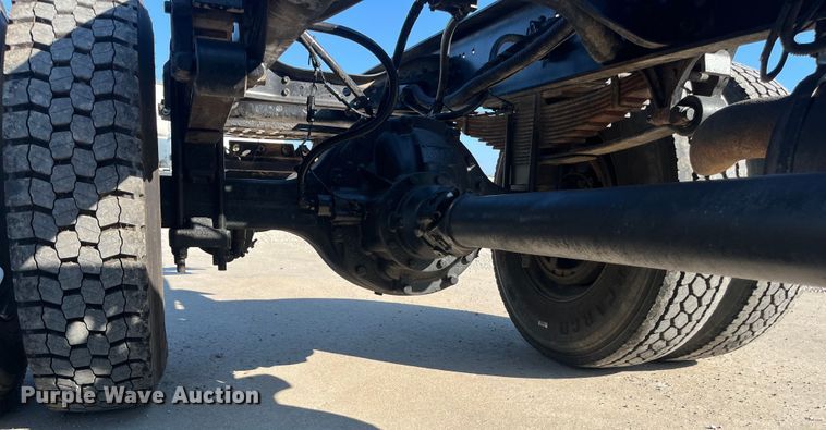 image for item ED2197 2005 International 7400 truck cab and chassis