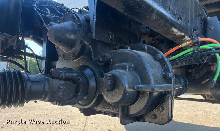 image for item ED2197 2005 International 7400 truck cab and chassis