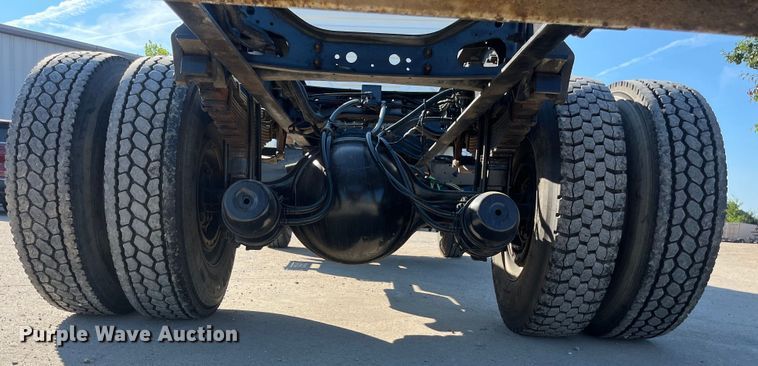 image for item ED2197 2005 International 7400 truck cab and chassis