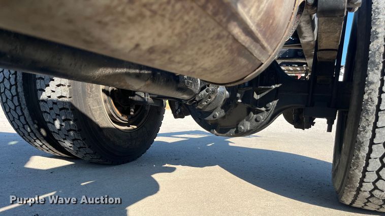 image for item ED2197 2005 International 7400 truck cab and chassis