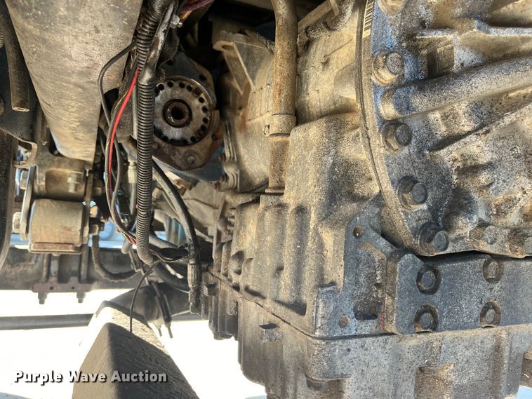 image for item ED2197 2005 International 7400 truck cab and chassis