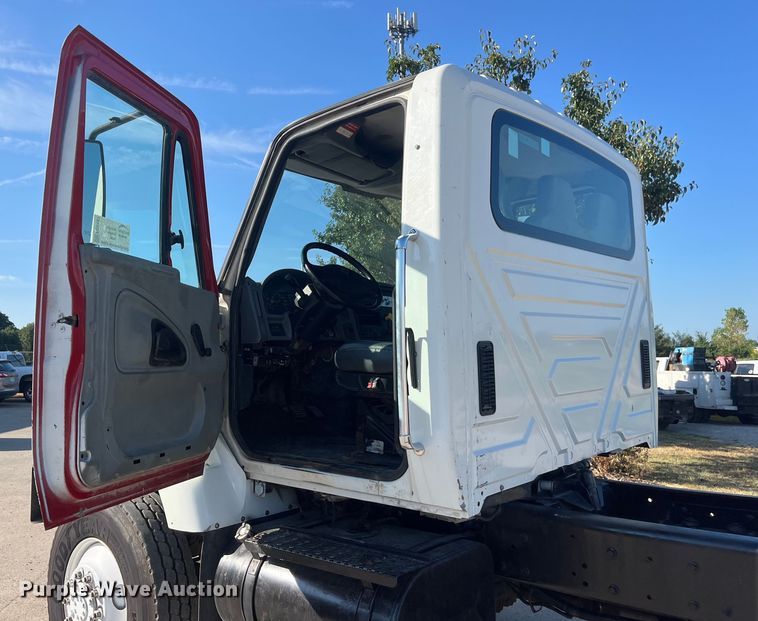 image for item ED2197 2005 International 7400 truck cab and chassis