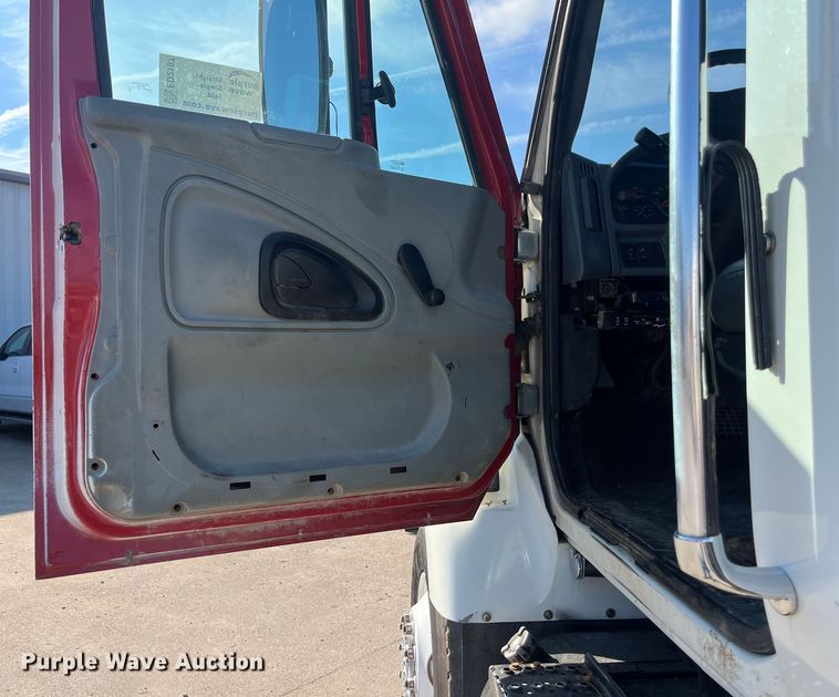 image for item ED2197 2005 International 7400 truck cab and chassis