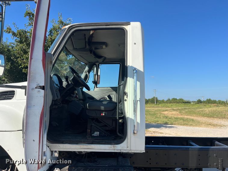 image for item ED2197 2005 International 7400 truck cab and chassis