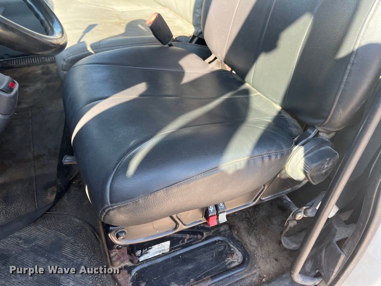 image for item ED2197 2005 International 7400 truck cab and chassis