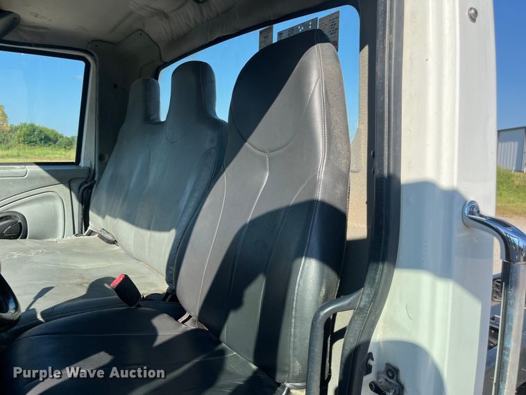 image for item ED2197 2005 International 7400 truck cab and chassis