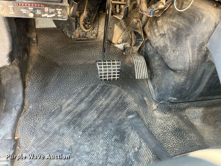 image for item ED2197 2005 International 7400 truck cab and chassis