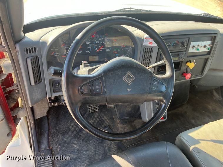 image for item ED2197 2005 International 7400 truck cab and chassis