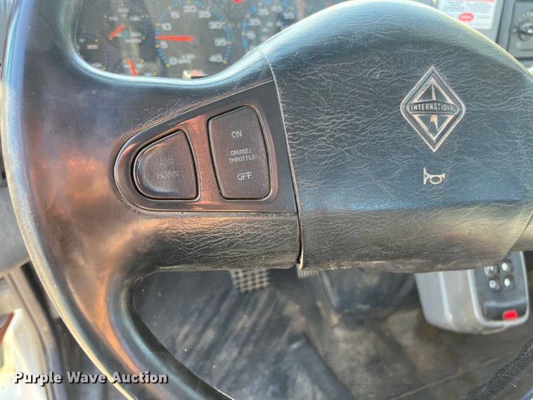 image for item ED2197 2005 International 7400 truck cab and chassis