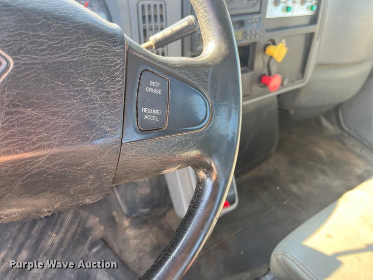 image for item ED2197 2005 International 7400 truck cab and chassis