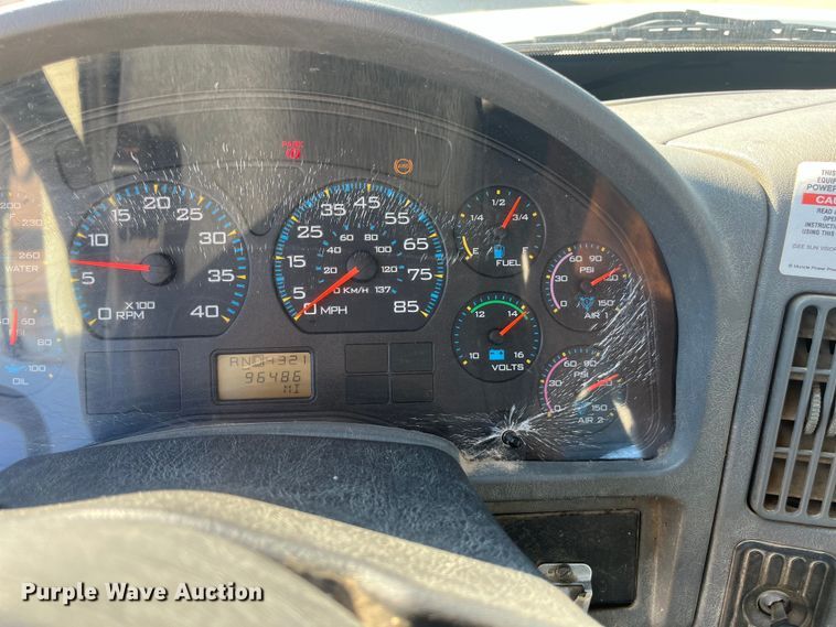 image for item ED2197 2005 International 7400 truck cab and chassis