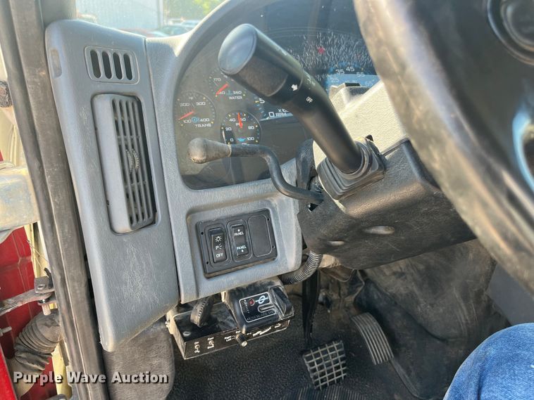 image for item ED2197 2005 International 7400 truck cab and chassis