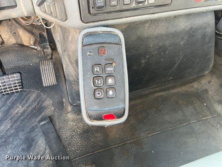 image for item ED2197 2005 International 7400 truck cab and chassis