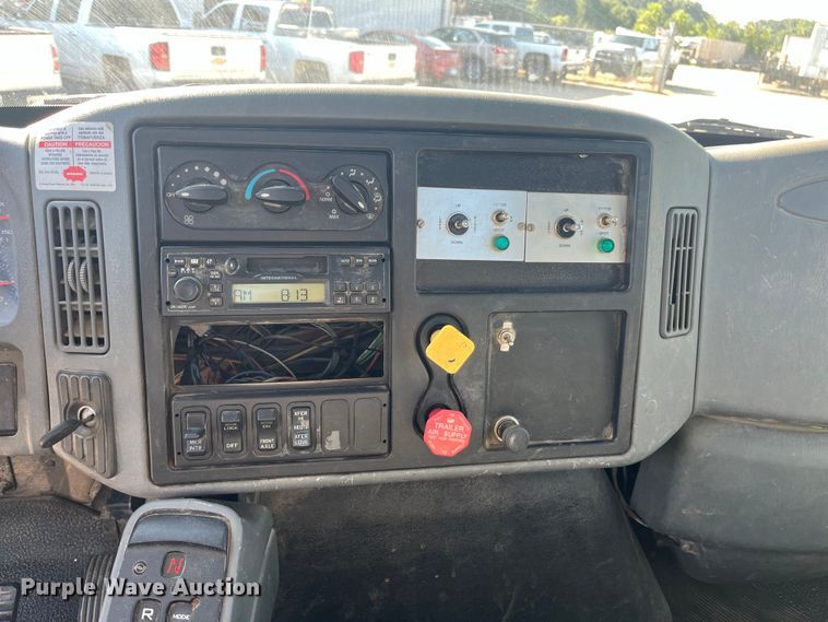 image for item ED2197 2005 International 7400 truck cab and chassis