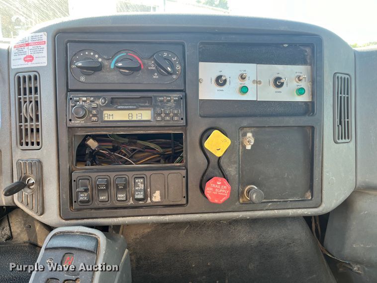 image for item ED2197 2005 International 7400 truck cab and chassis