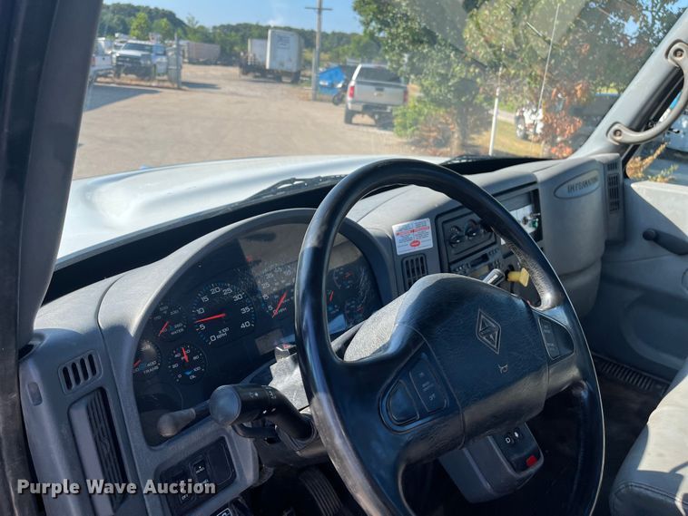 image for item ED2197 2005 International 7400 truck cab and chassis