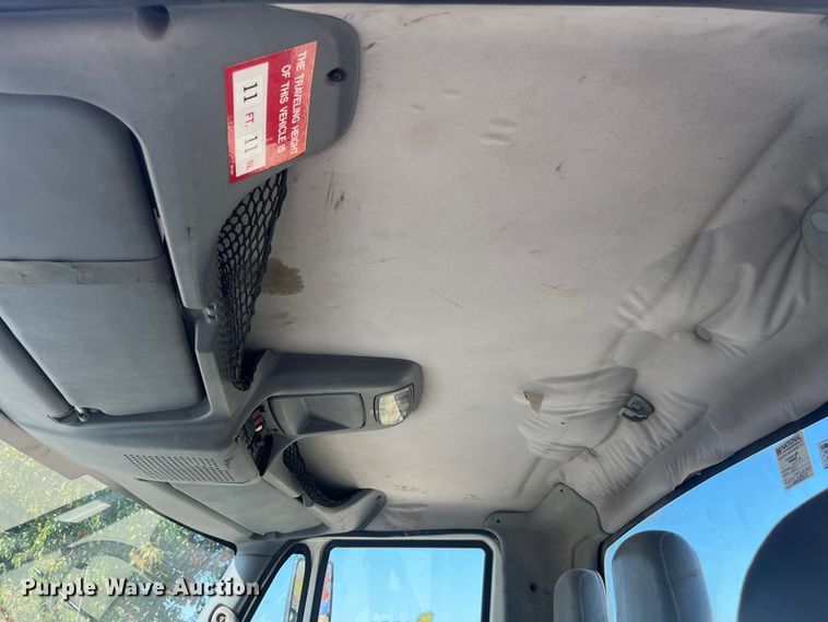 image for item ED2197 2005 International 7400 truck cab and chassis