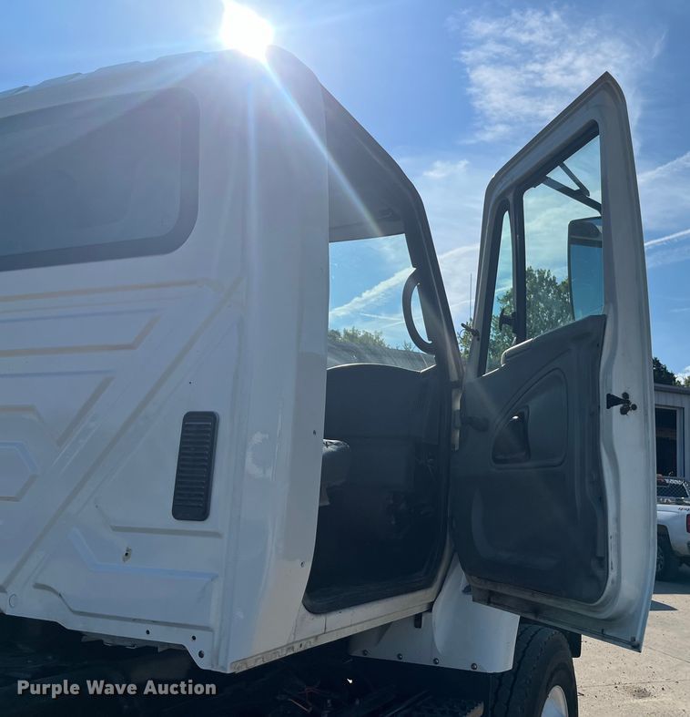 image for item ED2197 2005 International 7400 truck cab and chassis