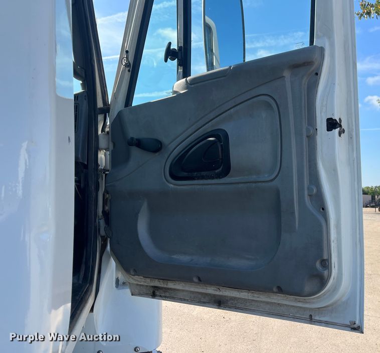 image for item ED2197 2005 International 7400 truck cab and chassis