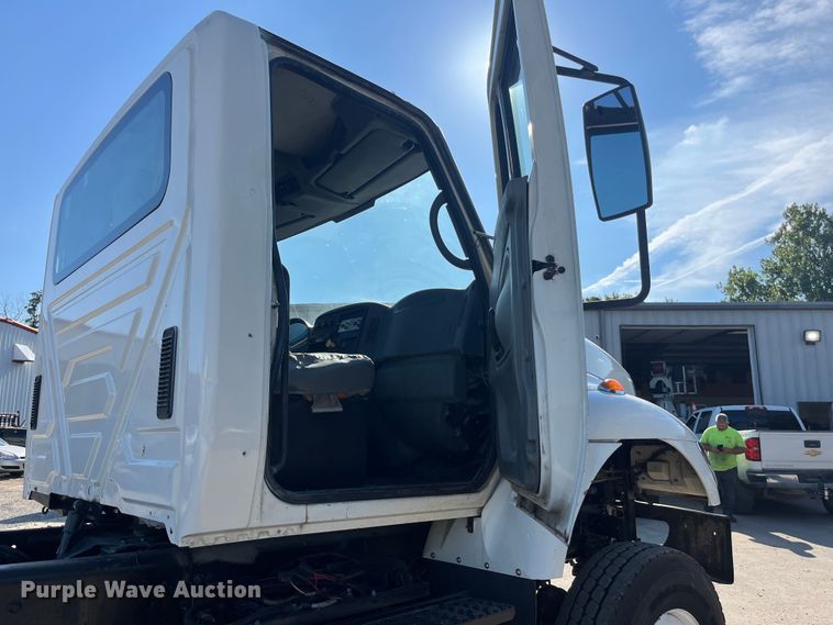 image for item ED2197 2005 International 7400 truck cab and chassis