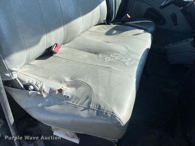 image for item ED2197 2005 International 7400 truck cab and chassis