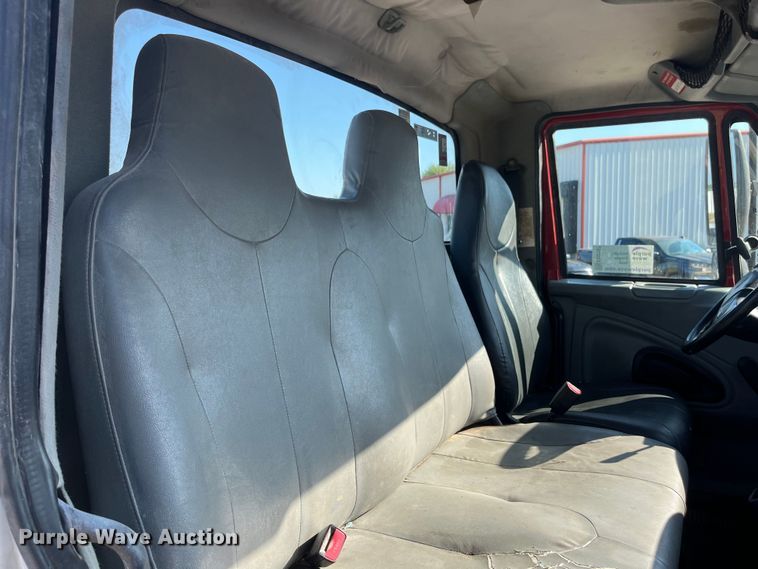 image for item ED2197 2005 International 7400 truck cab and chassis