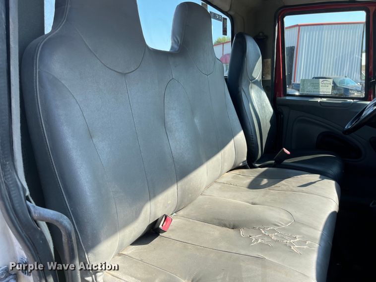 image for item ED2197 2005 International 7400 truck cab and chassis