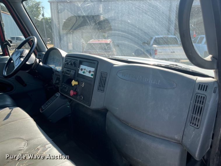 image for item ED2197 2005 International 7400 truck cab and chassis