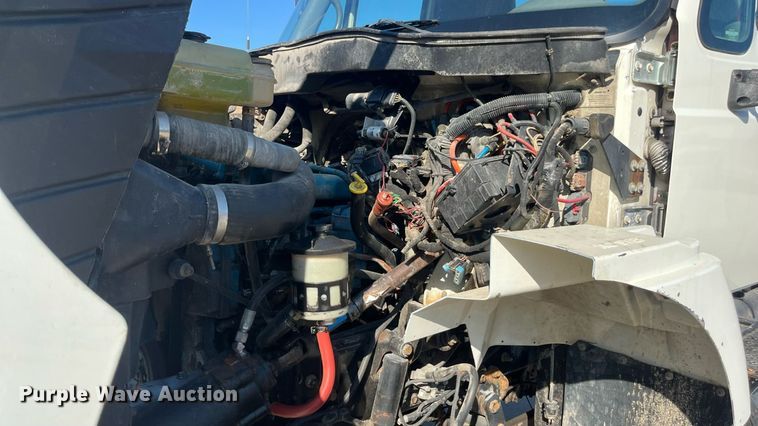 image for item ED2197 2005 International 7400 truck cab and chassis