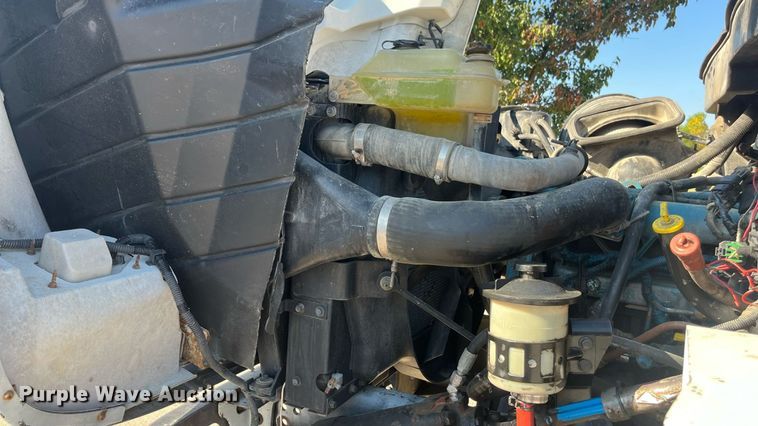 image for item ED2197 2005 International 7400 truck cab and chassis