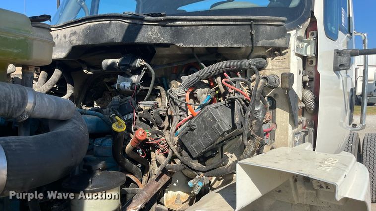 image for item ED2197 2005 International 7400 truck cab and chassis