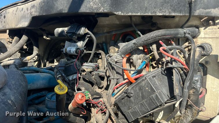 image for item ED2197 2005 International 7400 truck cab and chassis