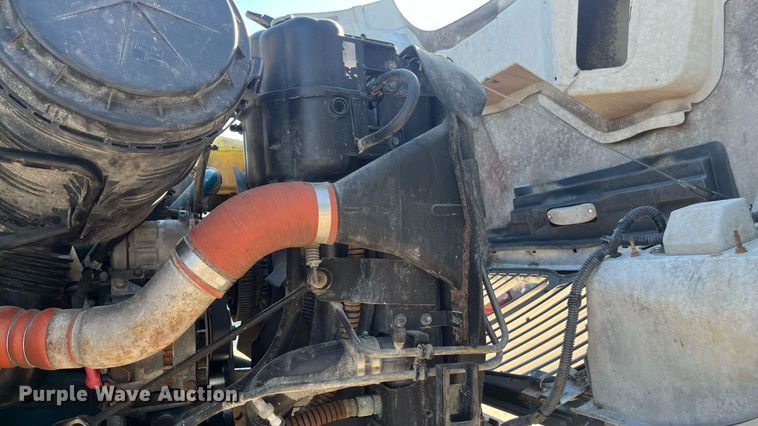 image for item ED2197 2005 International 7400 truck cab and chassis