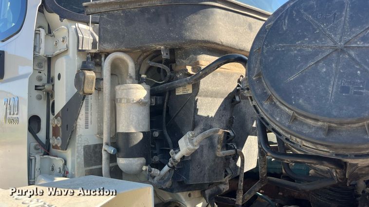 image for item ED2197 2005 International 7400 truck cab and chassis