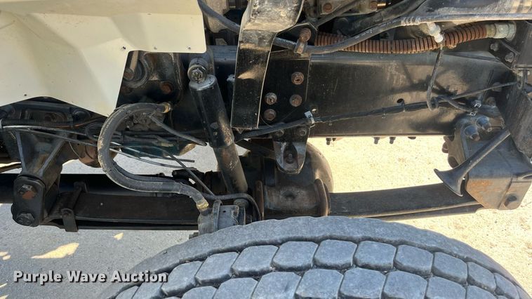 image for item ED2197 2005 International 7400 truck cab and chassis