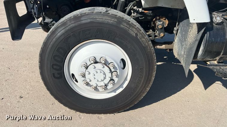 image for item ED2197 2005 International 7400 truck cab and chassis