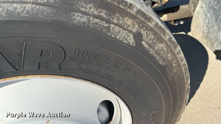 image for item ED2197 2005 International 7400 truck cab and chassis